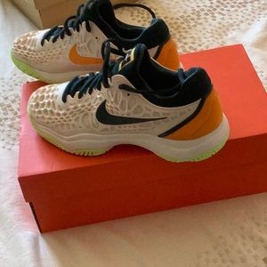 women’s Nike air zoom cage three size 8.5